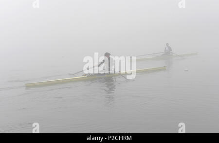 Caversham, Großbritannien, Berkshire, Kath Grainger und Beth RODFORD, morgen Training, GB Rudern an der Redgrave Pinsent Rudern See, GB Rudern, 18.04.2015, England Misty Atmosphärischer, England, © Peter SPURRIER. Stockfoto