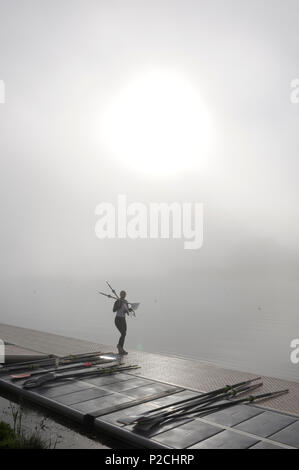 Caversham, Reading, Berkshire, Athleten, vorzubereiten, zu, Boot, zu konkurrieren, GBRowing, Team-Trials, Redgrave-Pinsent, Rowing-Lake, GB, Rudern, Training-Base, England, 18.04.2015, © Peter SPURRIER, Silhouette, Stockfoto