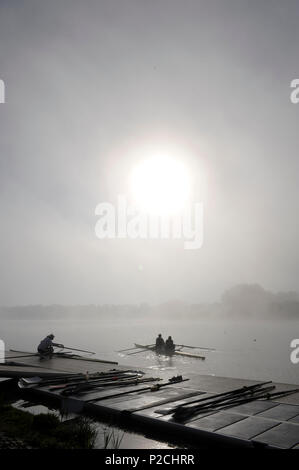 Caversham, Reading, Berkshire, Athleten, vorzubereiten, zu, Boot, zu konkurrieren, GBRowing, Team-Trials, Redgrave-Pinsent, Rowing-Lake, GB, Rudern, Training-Base, England, 18.04.2015, © Peter SPURRIER, Silhouette, Stockfoto