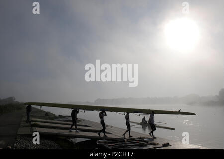 Caversham, Reading, Berkshire, Athleten, vorzubereiten, zu, Boot, zu konkurrieren, GBRowing, Team-Trials, Redgrave-Pinsent, Rowing-Lake, GB, Rudern, Training-Base, England, 18.04.2015, © Peter SPURRIER, Silhouette, Stockfoto