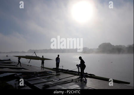 Caversham, Reading, Berkshire, Athleten, vorzubereiten, zu, Boot, zu konkurrieren, GBRowing, Team-Trials, Redgrave-Pinsent, Rowing-Lake, GB, Rudern, Training-Base, England, 18.04.2015, © Peter SPURRIER, Silhouette, Stockfoto