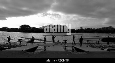 Caversham, Reading, Berkshire, Athleten, vorzubereiten, zu, Boot, zu konkurrieren, GBRowing, Team-Trials, Redgrave-Pinsent, Rowing-Lake, GB, Rudern, Training-Base, England, 18.04.2015, © Peter SPURRIER, Silhouette, Stockfoto