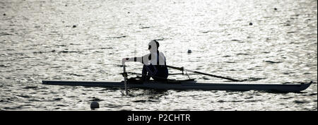 Caversham, Reading, Berkshire, Athleten, vorzubereiten, zu, Boot, zu konkurrieren, GBRowing, Team-Trials, Redgrave-Pinsent, Rowing-Lake, GB, Rudern, Training-Base, England, 18.04.2015, © Peter SPURRIER, Silhouette, Stockfoto