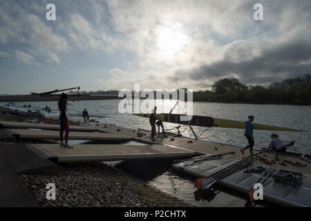 Caversham, Reading, Berkshire, Athleten, vorzubereiten, zu, Boot, zu konkurrieren, GBRowing, Team-Trials, Redgrave-Pinsent, Rowing-Lake, GB, Rudern, Training-Base, England, 18.04.2015, © Peter SPURRIER, Silhouette, Stockfoto