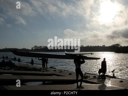 Caversham, Reading, Berkshire, Athleten, vorzubereiten, zu, Boot, zu konkurrieren, GBRowing, Team-Trials, Redgrave-Pinsent, Rowing-Lake, GB, Rudern, Training-Base, England, 18.04.2015, © Peter SPURRIER, Silhouette, Stockfoto