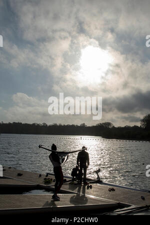 Caversham, Reading, Berkshire, Athleten, vorzubereiten, zu, Boot, zu konkurrieren, GBRowing, Team-Trials, Redgrave-Pinsent, Rowing-Lake, GB, Rudern, Training-Base, England, 18.04.2015, © Peter SPURRIER, Silhouette, Stockfoto