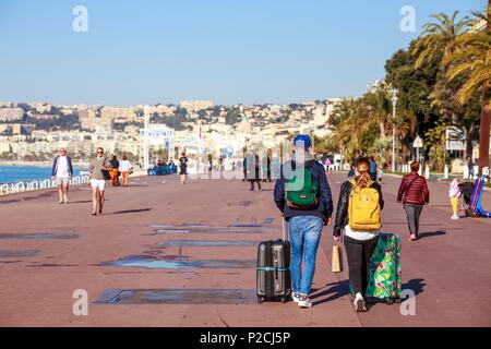 Frankreich, Alpes Maritimes, Nice, paar Touristen auf dem Quai des Etats Unis Stockfoto