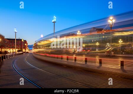 Frankreich, Alpes Maritimes, Nice, Tramway am Place Masséna und hocken Statuen der Arbeit als "Gespräch in Nizza'' durch die katalanische Künstler Jaume Plensa Stockfoto