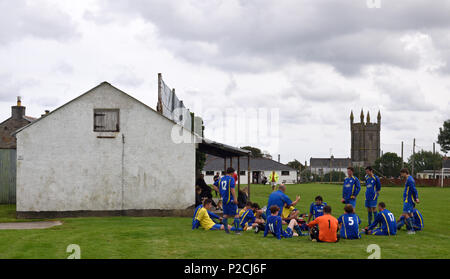 Der Team Manager gibt seine Hälfte-Team sprechen auf die Tonhöhe in einem Fußballspiel zwischen Konstantin und Threemilestone in Constantine, Cornwall. Stockfoto