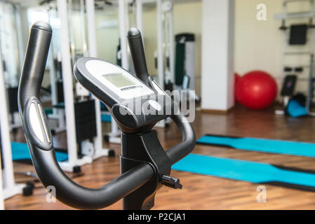 In der Nähe von Geräten für die Rehabilitation in der Physiotherapie Klinik. Physikalische Therapie Zentrum. Selektiver Fokus, kopieren. Stockfoto