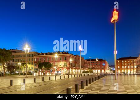 Frankreich, Alpes Maritimes, Nice, Place Masséna und hocken Statuen der Arbeit als "Gespräch in Nizza'' durch die katalanische Künstler Jaume Plensa Stockfoto