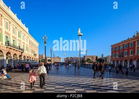 Frankreich, Alpes Maritimes, Nice, Place Masséna und hocken Statuen der Arbeit als "Gespräch in Nizza'' durch die katalanische Künstler Jaume Plensa Stockfoto