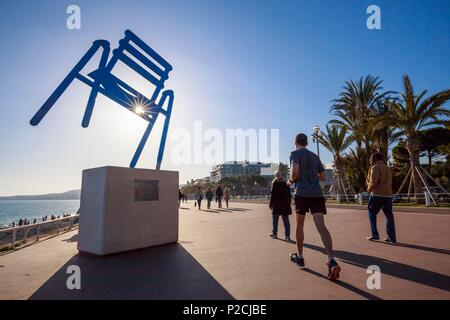 Frankreich, Alpes Maritimes, Nice, die SAB blauen Stuhl der Schönen künstlerin sabine Géraudie an der Promenade des Anglais Stockfoto