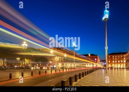 Frankreich, Alpes Maritimes, Nice, Tramway am Place Masséna und hocken Statuen der Arbeit als "Gespräch in Nizza'' durch die katalanische Künstler Jaume Plensa Stockfoto