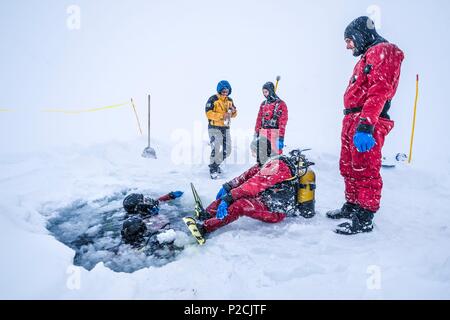 Frankreich, Isère (38), Belledonne, Chamrousse, Robert Seen, Eis Tauchen Mitten in einem Schneesturm-Dive Xtreme Stockfoto