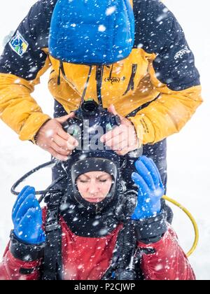 Frankreich, Isère (38), Belledonne, Chamrousse, Robert Seen, ein Ausbilder hilft auf der Maske für ein Eis tauchen unter 2 m dickem Packeis zu setzen - Dive Xtreme Stockfoto