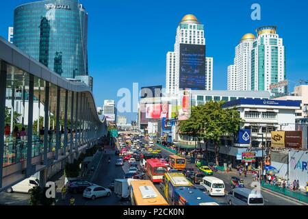 Thailand, Bangkok, Pathum Wan district, Verkehr auf ratchadamri Road, Heimat einer großen Konzentration von Luxury Condominiums und Hotels Stockfoto