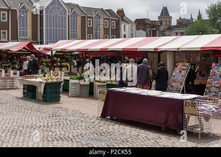 Käufer durchsuchen Stände auf dem Marktplatz in Northampton, UK; als einer der ältesten und größten Märkte in England her 1235 werden. Stockfoto