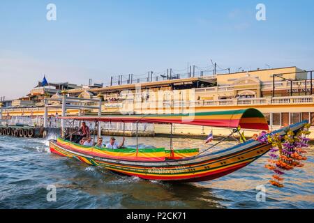 Thailand, Bangkok, Phra Nakhon Bezirk, long tail Boot auf dem Chao Phraya Fluss vor Yodpiman River Walk Stockfoto