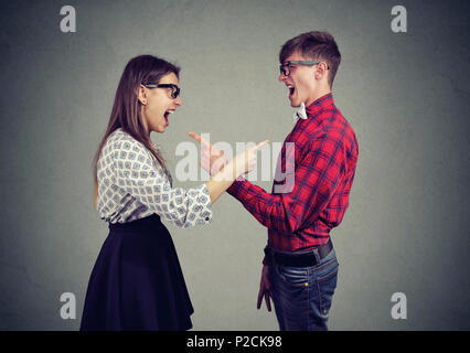 Seitenansicht des jungen Mann und Frau gegenseitig beschuldigen und Schreien, Probleme auf. Stockfoto