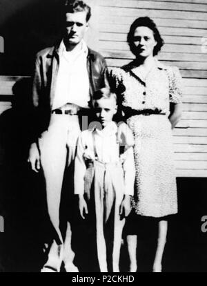 Der amerikanische Sänger Elvis Presley und seine Eltern außerhalb seiner Kindheit in Tupelo, Mississippi, 1945. Stockfoto