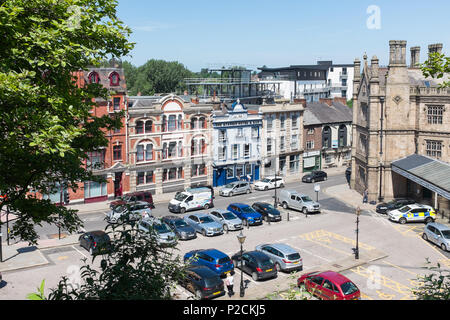 Mit Blick auf den Parkplatz am Bahnhof in Shrewsbury Castle Foregate, Shrewsbury Stockfoto