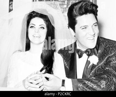 Der amerikanische Sänger Elvis Presley an seiner Hochzeit mit Priscilla Presley im Jahre 1967. Stockfoto