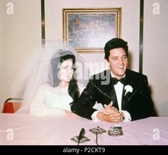 Der amerikanische Sänger Elvis Presley an seiner Hochzeit mit Priscilla Presley im Jahre 1967. Stockfoto