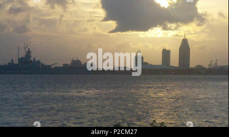 . Englisch: Die Skyline von Mobile, AL, von der USS Alabama hervorgehoben. 29. September 2010 (original Upload Datum). Jones 629 auf Englisch 35 Mobileskylinealabamabattleship Stockfoto