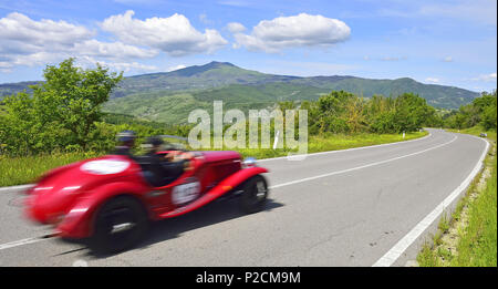 Oldtimer auf einer Straße durch die toskanische Landschaft, Autorennen, Mille Miglia, 1000 Miglia, 2014, Radicofani, Toskana, Italien, Europa Stockfoto