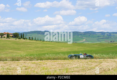 Jaguar C-Type in der Nähe von einem Weingut in der Nähe von Pienza, Toskana, Italien, Europa Stockfoto