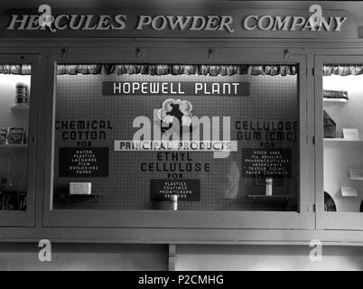 . Titel: in städtischen Gebäude Datum anzeigen: 1955 Mai Bezeichner: Hopewell UMWA Sammlung795 A Format: 1 negativ, Sicherheit Filmrechte Info: Keine bekannten Einschränkungen bei der Veröffentlichung. Repository: Bibliothek von Virginia, Drucke und Fotografien, 800 E. Broad St., Richmond, VA 23219, USA, <a href='http://digitool1.lva.lib.va.us:8881/R' rel='nofollow'> digitool 1. lva.lib.Va.us:8881/R</a>. 18 August 2011, 11:41:17. Die Bibliothek von Virginia 24 Hercules Pulver Firma anzeigen in städtischen Gebäude Stockfoto