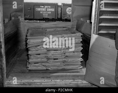 . Titel: Waggons für CMC Datum: 1957 Okt. Bezeichner: Hopewell UMWA Sammlung 1099 E Format: 1 negativ, Sicherheit Filmrechte Info: Keine bekannten Einschränkungen bei der Veröffentlichung. Repository: Bibliothek von Virginia, Drucke und Fotografien, 800 E. Broad St., Richmond, VA 23219, USA, <a href='http://digitool1.lva.lib.va.us:8881/R' rel='nofollow'> digitool 1. lva.lib.Va.us:8881/R</a> Français: Wagen de la eabord Air Line" chargés de produits chimiques, Oktober 1950. 22 August 2011, 11:56:57. Die Bibliothek von Virginia, 8 Waggons für CMC Stockfoto