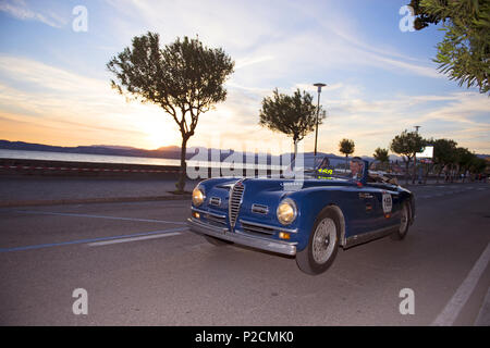 Alfa Romeo 6C 2500 SS cabriolet Pininfarina, 1948 bei Sonnenuntergang in Sirmione, in der Nähe von Desenzano del Garda, Mille Miglia, 1000 Miglia, 10. Stockfoto