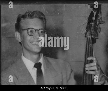 . Englisch: Eine immer noch schwarz/weiß Fotografie Jazz Bassist und Pianist James G.' Jim'Aton, die mir von James G. Aton 2004 gegeben wurde. 0 riginal Foto Ende der 1950er Jahre. Datei Bild 2004.. James Aton 27 Jazz Bassist Jim Aton Stockfoto