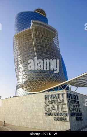 Die Vereinigten Arabischen Emirate, Abu Dhabi, der Hauptstadt Zentrum Bezirk, Capital Gate ist ein 190 Meter hoher schiefen Hochhaus in 2010 abgeschlossen und von der britischen Agentur RMJM konzipiert, es beherbergt Büros und das Hyatt Capital Gate luxury hotel Stockfoto