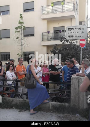 . Englisch: MK Tamar Zanberg Führung ein Spaziergang während Jane's Walk Event in Tel Aviv (2013). 4 Mai 2013, 16:59:55. Tamar Zandberg 61 TamarZandbergJane's Walk 2 Stockfoto