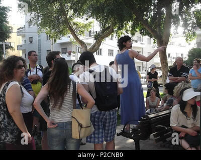 . Englisch: MK Tamar Zanberg Führung ein Spaziergang während Jane's Walk Event in Tel Aviv (2013). 4 Mai 2013, 17:16:26. Tamar Zandberg 61 TamarZandbergJane's Walk 3. Stockfoto