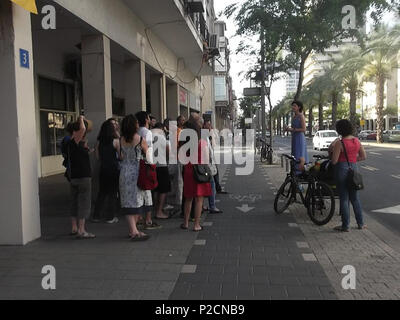 . Englisch: MK Tamar Zanberg Führung ein Spaziergang während Jane's Walk Event in Tel Aviv (2013). 4 Mai 2013, 17:31:47. Tamar Zandberg 61 TamarZandbergJane's Walk 4. Stockfoto