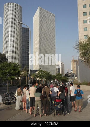 . Englisch: MK Tamar Zanberg Führung ein Spaziergang während Jane's Walk Event in Tel Aviv (2013). 4 Mai 2013, 18:03:32. Tamar Zandberg 61 TamarZandbergJane's Walk 5. Stockfoto