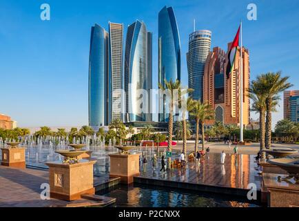 Die Vereinigten Arabischen Emirate, Abu Dhabi, Al Khubeirah Bezirk, Etihad Türme aus dem Emirates Palace Hotel gesehen Stockfoto