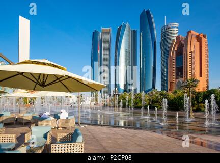 Die Vereinigten Arabischen Emirate, Abu Dhabi, Al Khubeirah Bezirk, Etihad Türme aus dem Emirates Palace Hotel gesehen Stockfoto