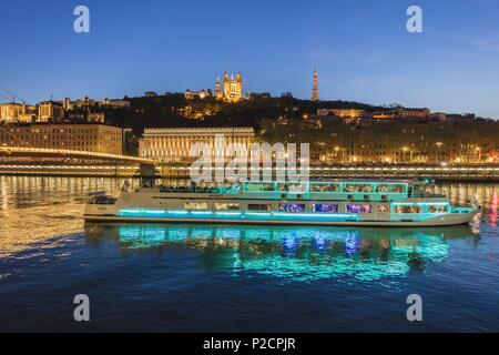 Frankreich, Rhone, Lyon, historische Stätte als Weltkulturerbe von der UNESCO, Vieux Lyon (Altstadt), Steg auf der Saone Fluss zum Gericht und die Notre Dame De Fourviere im Hintergrund Stockfoto