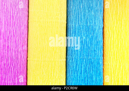 Textur für Hintergrund besteht aus vier verschiedenen farbigen Krepppapier Rollen. Stockfoto