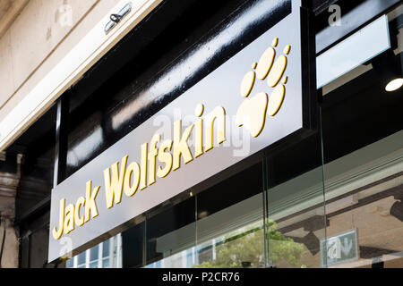 Jack Wolfskin shop, outdoor Clothing Store, Nottingham, England, Großbritannien Stockfoto
