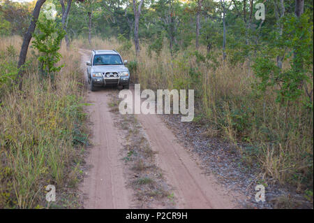 Silber 4x4 off road hohe Bodenfreiheit Fahrzeug auf Self Drive Safari im Kafue National Park, Sambia. Stockfoto