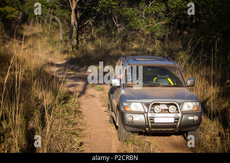 Silber 4x4 off road hohe Bodenfreiheit Fahrzeug auf Self Drive Safari im Kafue National Park, Sambia. Stockfoto