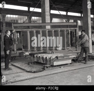 1960, zwei männliche Arbeitnehmer Herstellung von Betonfertigteilen Panels für den Einsatz in der Fassade der vielen modernen Hochhäusern, die zu dieser Zeit rund um Großbritannien gebaut wurden. Die Verwendung von Betonfertigteilen Panels bedeutet schnellere und billigere buildin Kosten wie Arbeitsmarkt wurde reduziert und wenig bis keine externe Gerüst erforderlich war. Zudem fanden sie langlebig, wartungsarm und feuerbeständig. Stockfoto
