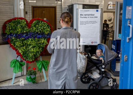 Eine Gedenkstätte Kranz am Eingang von Latimer Road Tube Station am ersten Jahrestag der Grenfell Turm Feuer, am 14. Juni 2018 in London, England. 72 Menschen starben, als der Turm im Stadtteil Kensington & Chelsea, in welcher der größte Brand seit WW2 aufgerufen wurde getötet wurden. Das 24-stöckige Hochhaus Grenfell von Sozialwohnungen Wohnungen in Kensington, West London, Vereinigtes Königreich. Es verursachte 72 Todesfälle, in der 293 Personen im Gebäude, darunter 2, die Entronnenen und verstarb im Krankenhaus. Mehr als 70 wurden verletzt und traumatisiert. Ein 72-zweite nationale Stille war am Mittag statt. Stockfoto