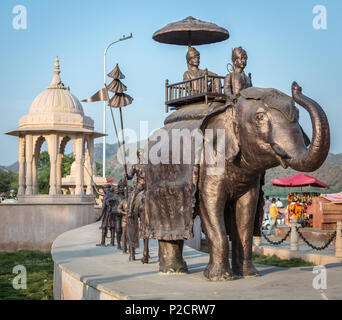 Indische königliche Prozession mit elefantenritt Statue auf der Straße in Jaipur, Indien. Stockfoto